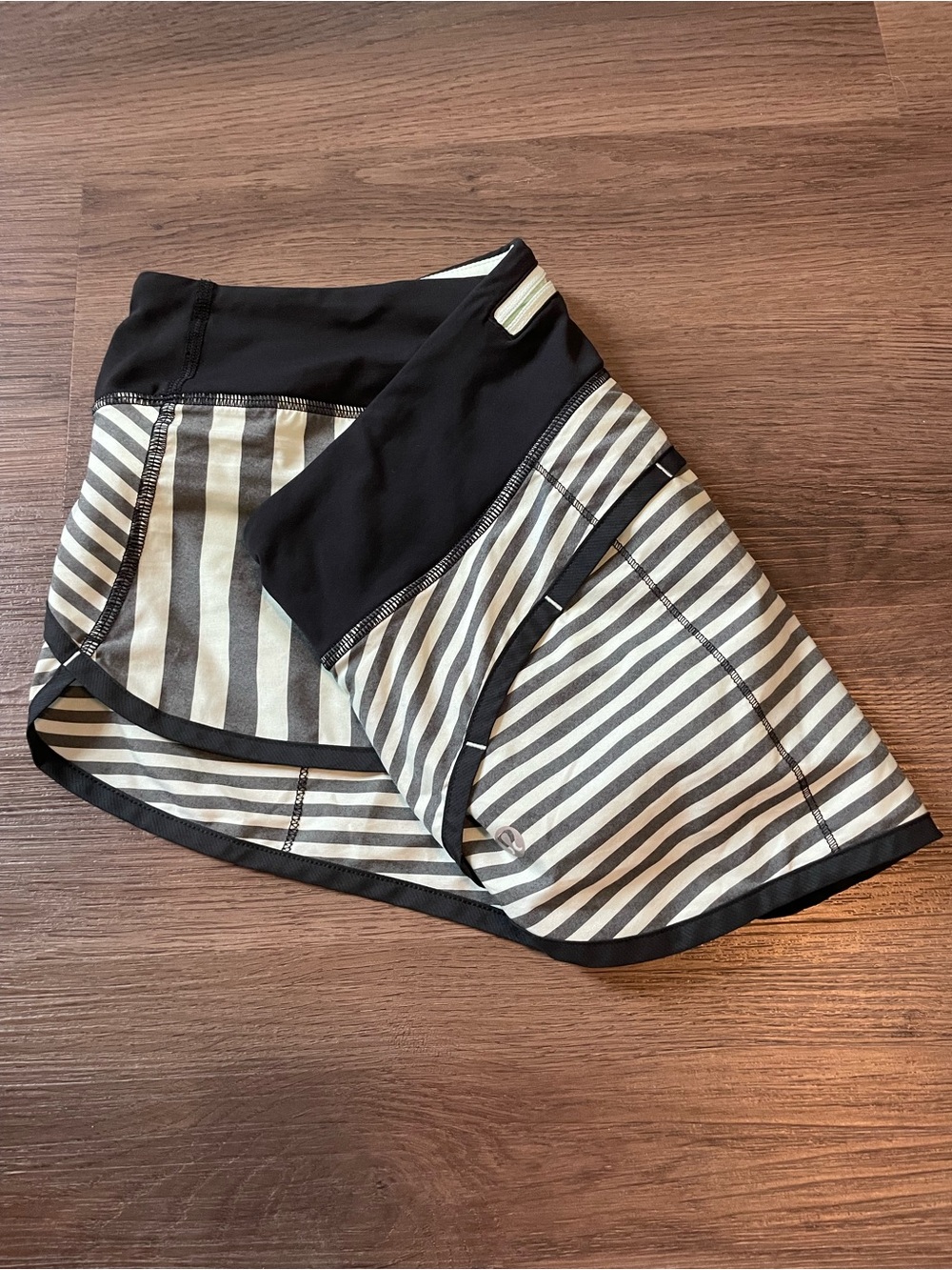 lululemon vintage Speed Shorts sz 4 mint light green & black striped EUC